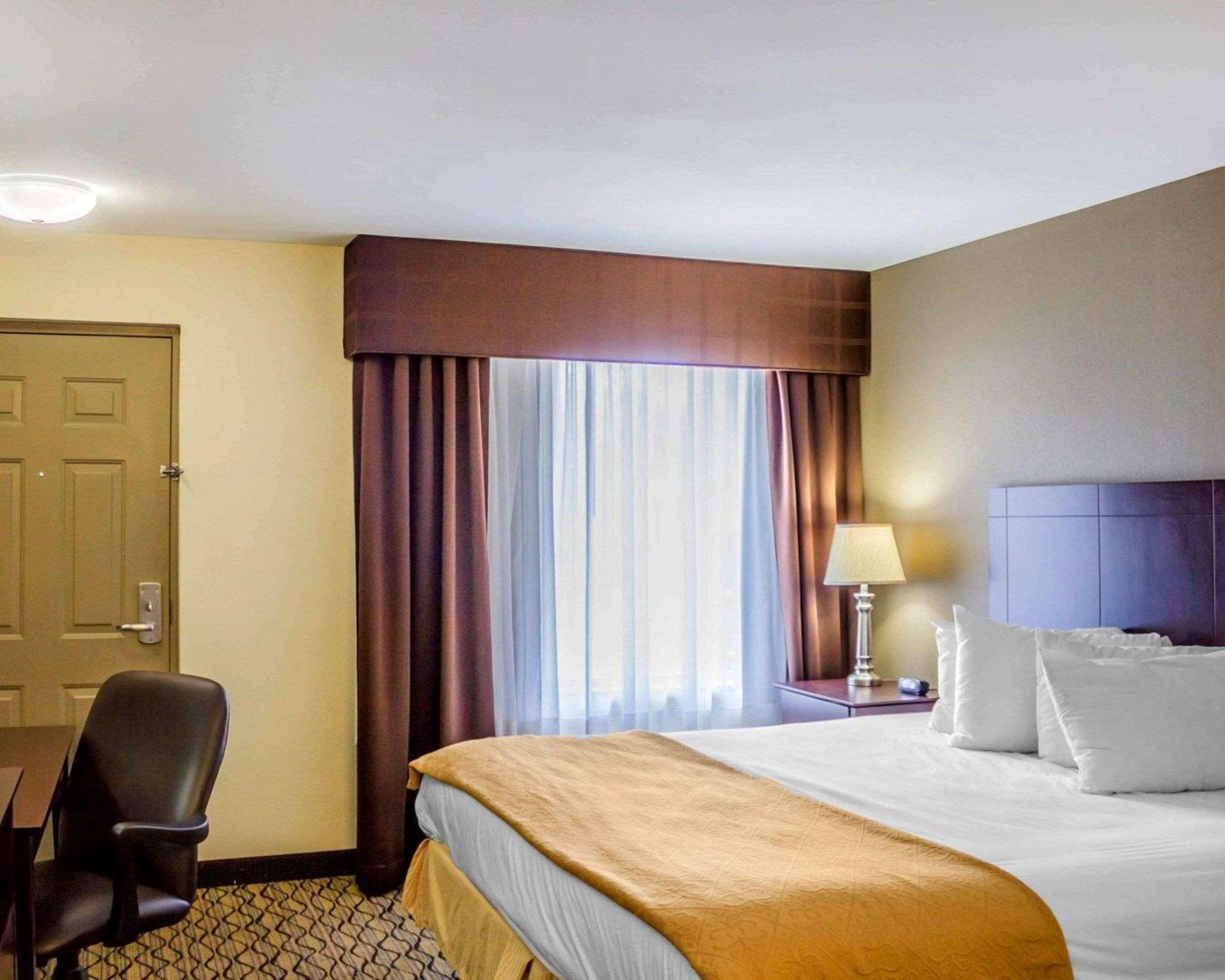 Quality Inn Waterbury Exterior photo